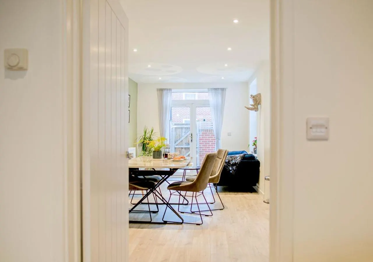Stunning 2 Bed With Private Patio And Free Parking Villa Cheltenham