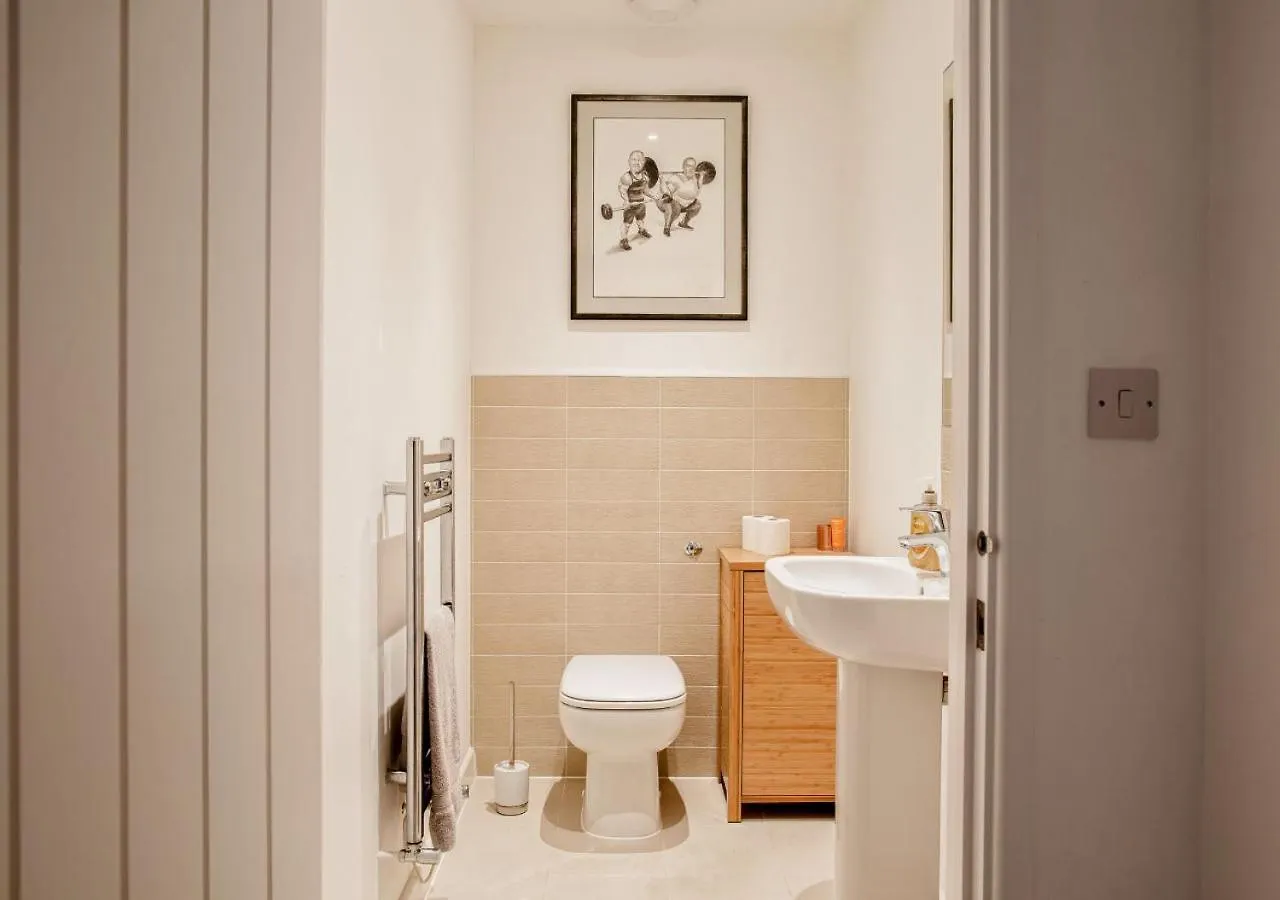 Stunning 2 Bed With Private Patio And Free Parking Villa Cheltenham