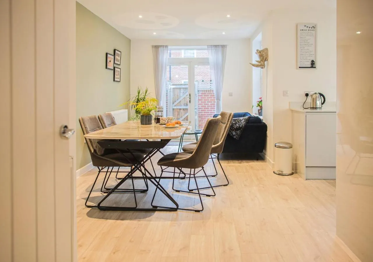 Stunning 2 Bed With Private Patio And Free Parking Villa Cheltenham 0*,