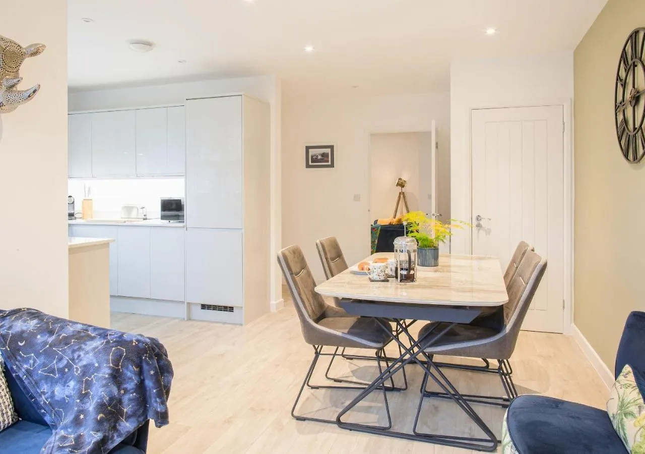 Stunning 2 Bed With Private Patio And Free Parking Villa Cheltenham Holiday home