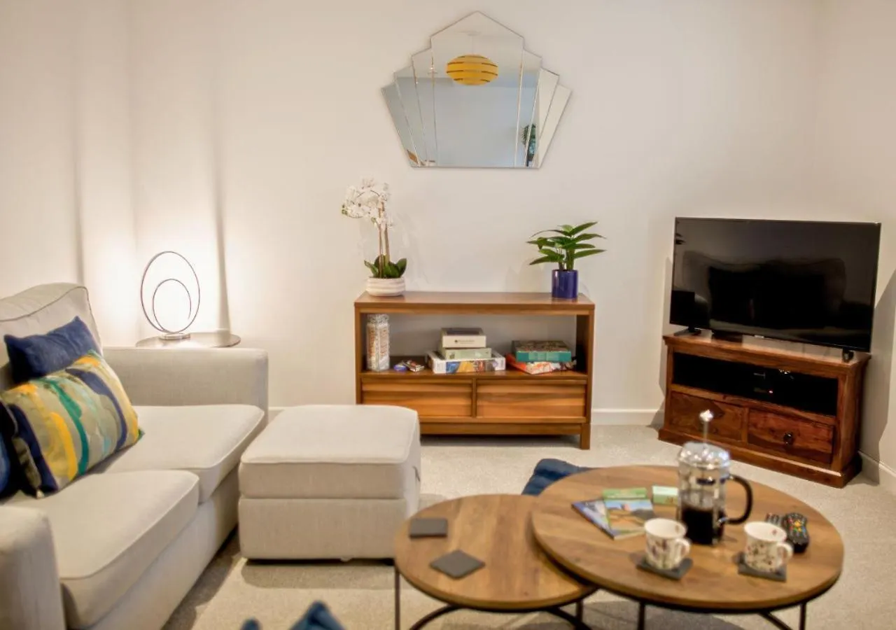Stunning 2 Bed With Private Patio And Free Parking Villa Cheltenham