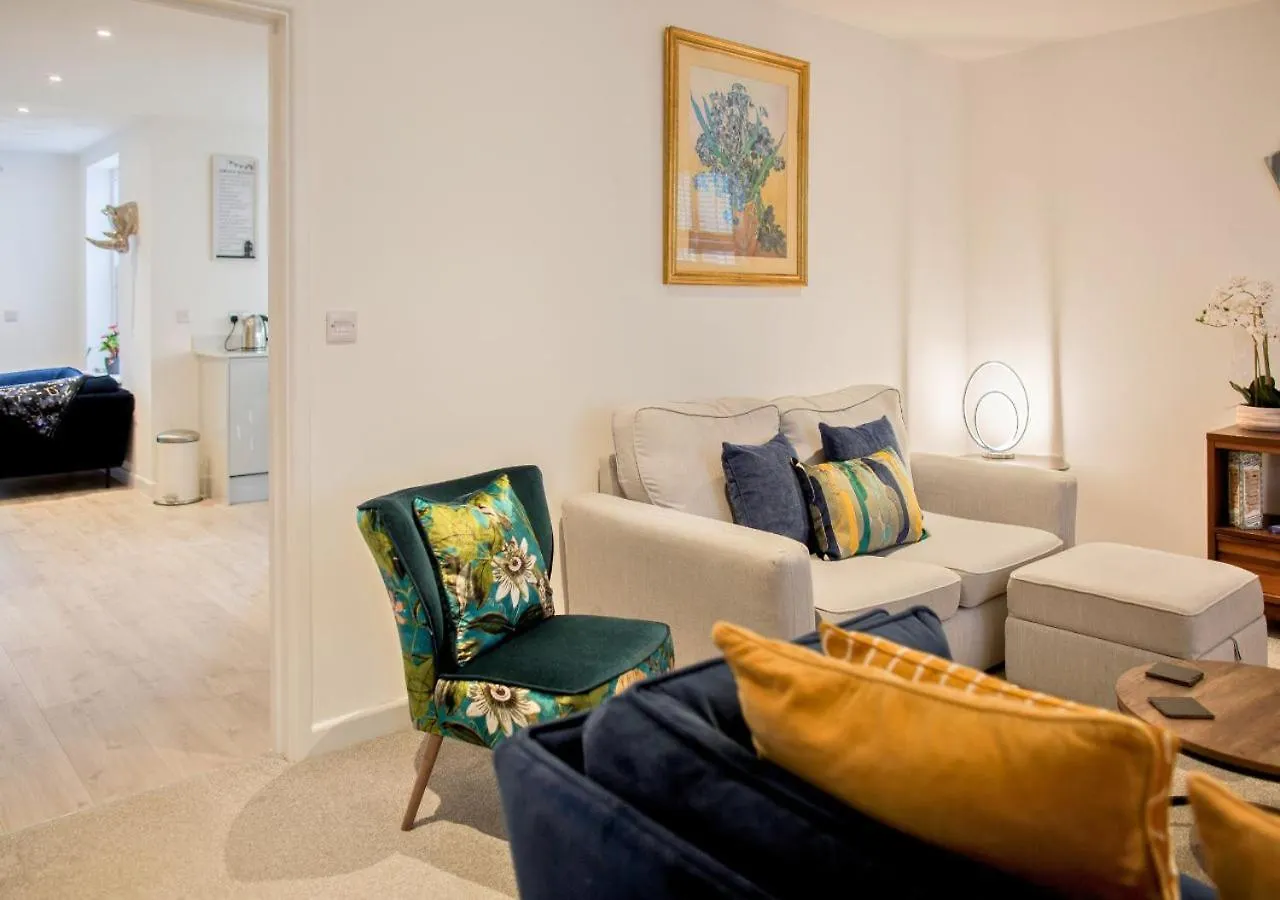 Stunning 2 Bed With Private Patio And Free Parking Villa Cheltenham Holiday home