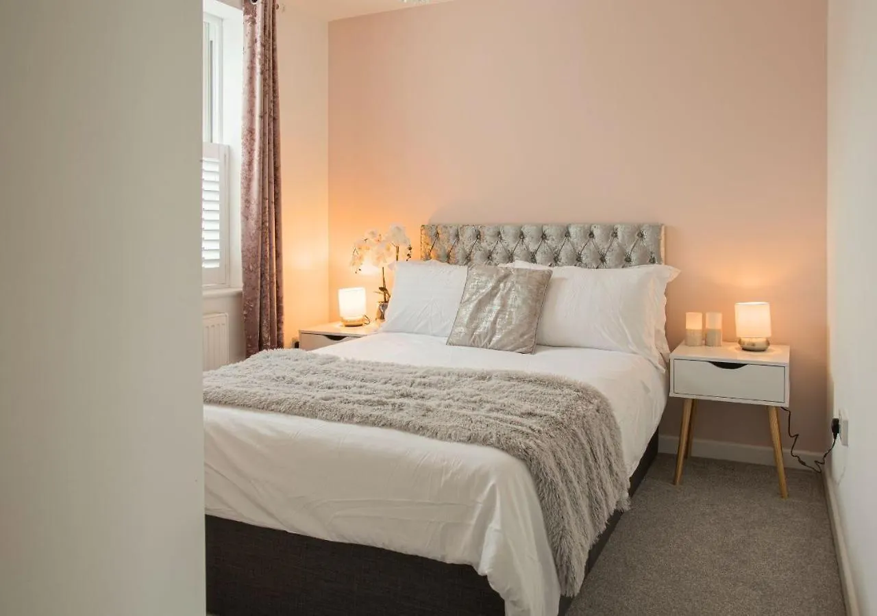 Stunning 2 Bed With Private Patio And Free Parking Villa Cheltenham