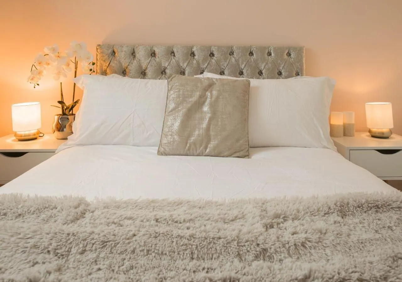 Stunning 2 Bed With Private Patio And Free Parking Villa Cheltenham 0*,