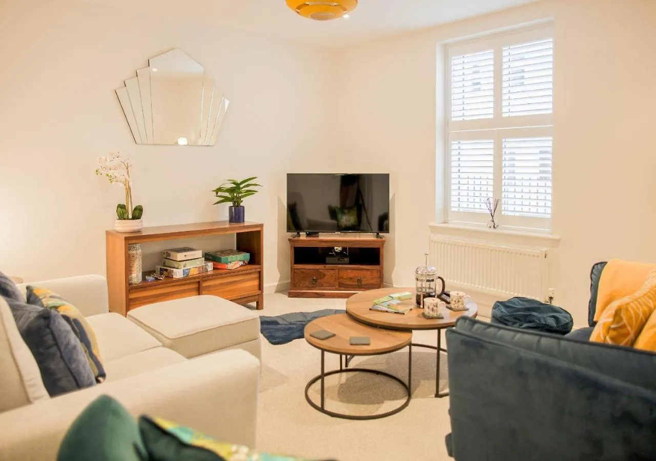 Stunning 2 Bed With Private Patio And Free Parking Villa Cheltenham