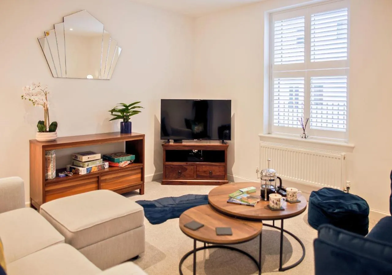 Stunning 2 Bed With Private Patio And Free Parking Villa Cheltenham