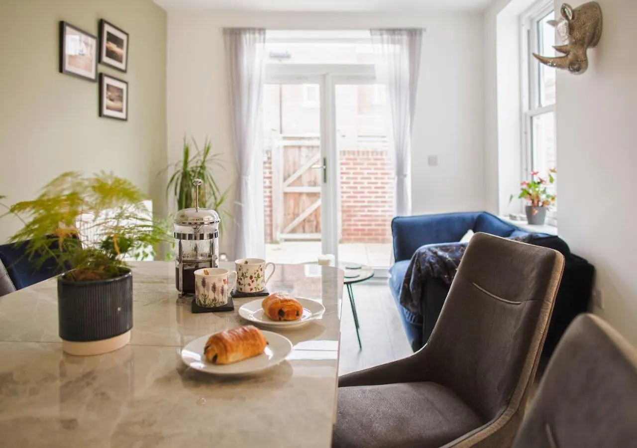 Holiday home Stunning 2 Bed With Private Patio And Free Parking Villa Cheltenham