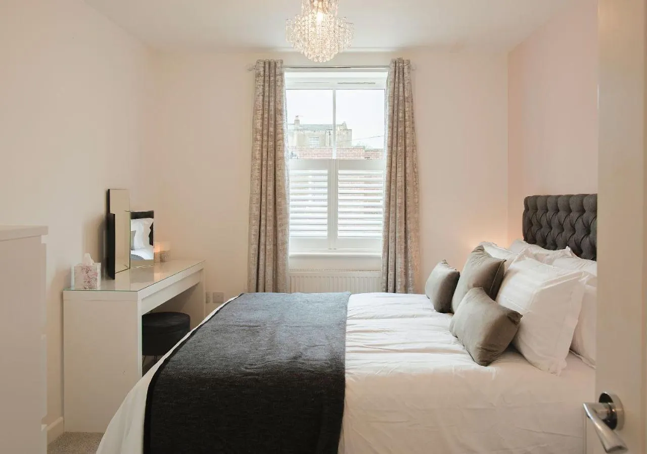 Stunning 2 Bed With Private Patio And Free Parking Villa Cheltenham Holiday home