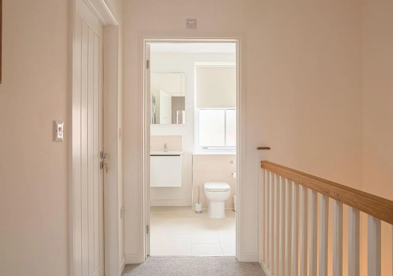 Stunning 2 Bed With Private Patio And Free Parking Villa Cheltenham