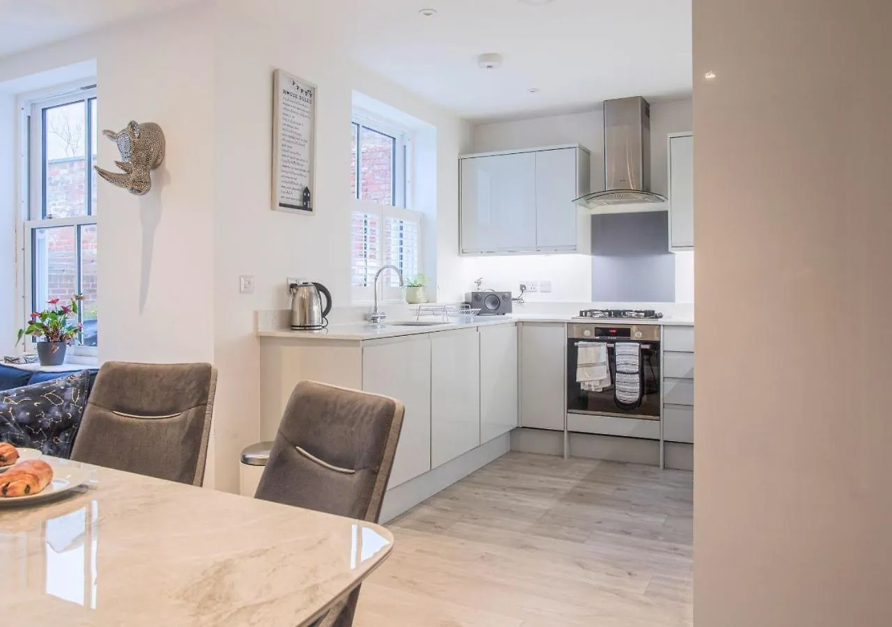 Holiday home Stunning 2 Bed With Private Patio And Free Parking Villa Cheltenham